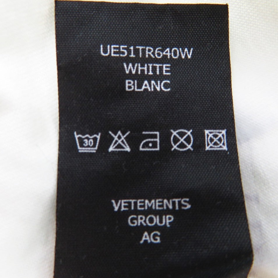VETEMENTS (ヴェットモン) 半袖Tシャツ VETEMENTS ヴェトモン アナーキーゴシックロゴプリントTシャツ S ホワイト×レッド UE51TR640 美品