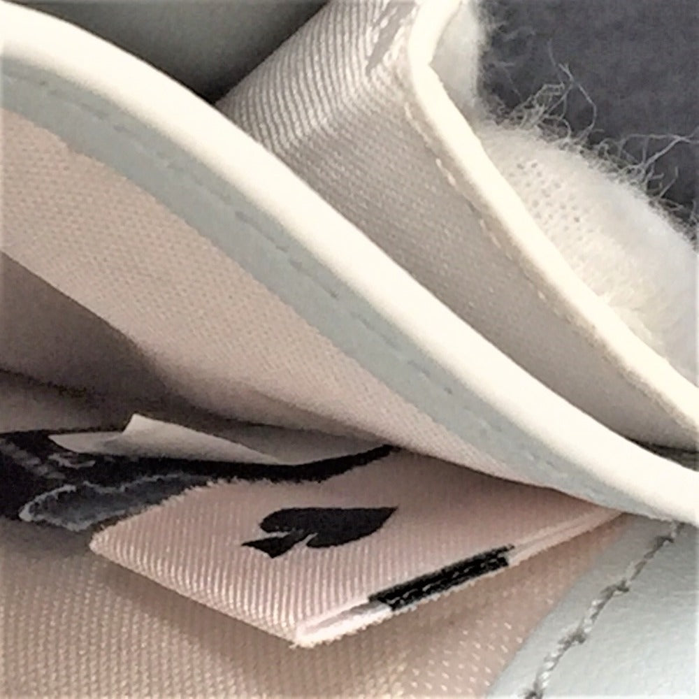Kate Spade (ケイトスペード) 二つ折り財布 kate spade ジェマ フラップウォレット スモール ホワイトダヴ WLR00553-157 美品