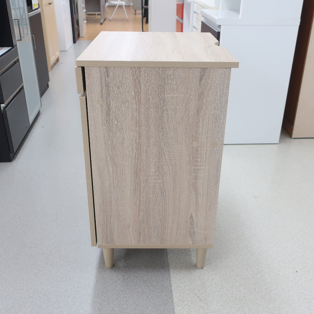 家具 脚付きキャビネット