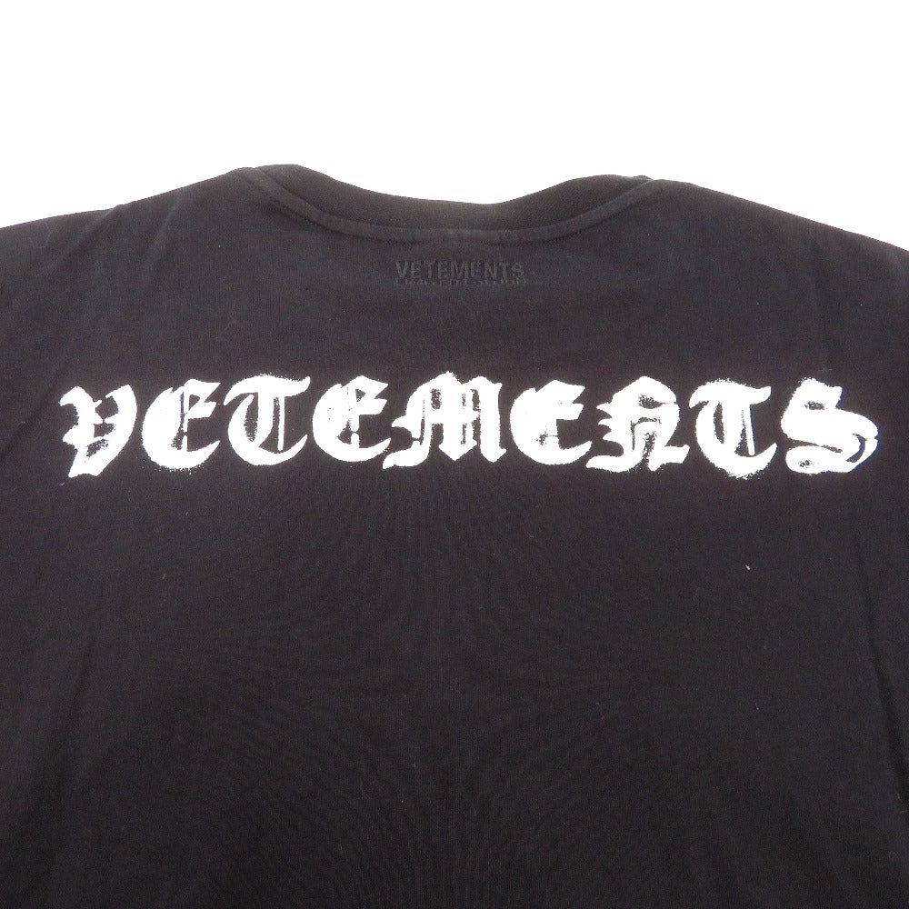 VETEMENTS (ヴェットモン) 半袖Ｔシャツ VETEMENTS　ヴェトモン　アナーキーゴシックロゴプリントTシャツ　S　ブラック×ホワイト　UE51TR640 美品