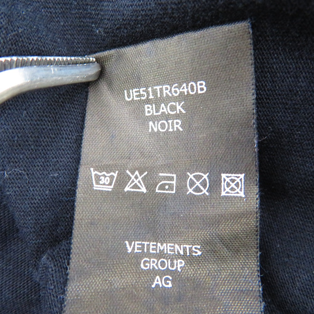 VETEMENTS (ヴェットモン) 半袖Ｔシャツ VETEMENTS　ヴェトモン　アナーキーゴシックロゴプリントTシャツ　S　ブラック×ホワイト　UE51TR640 美品