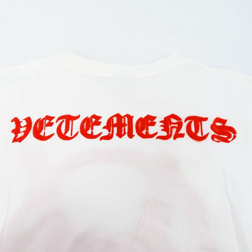VETEMENTS (ヴェットモン) 半袖Ｔシャツ VETEMENTS　ヴェトモン　アナーキーゴシックロゴプリントTシャツ　S　ホワイト×レッド　UE51TR640 美品