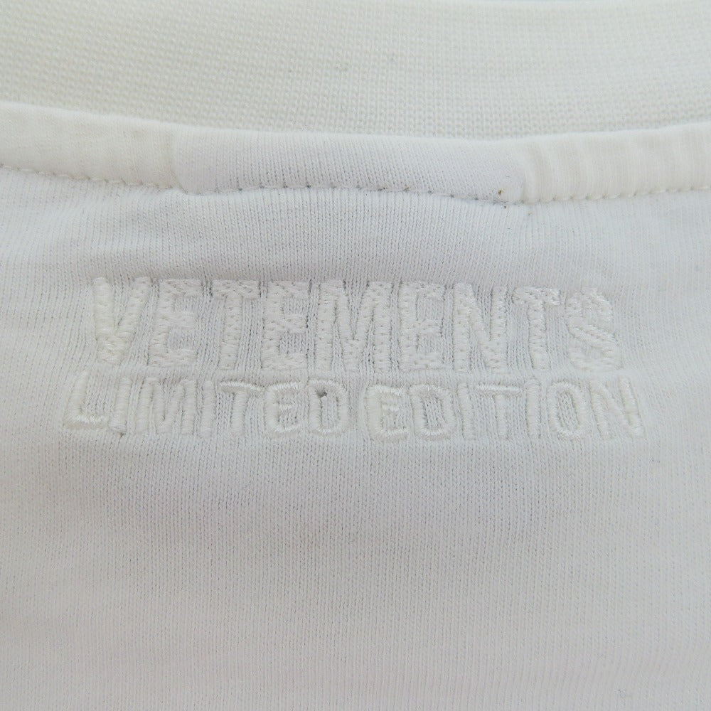 VETEMENTS (ヴェットモン) 半袖Ｔシャツ VETEMENTS　ヴェトモン　アナーキーゴシックロゴプリントTシャツ　S　ホワイト×レッド　UE51TR640 美品