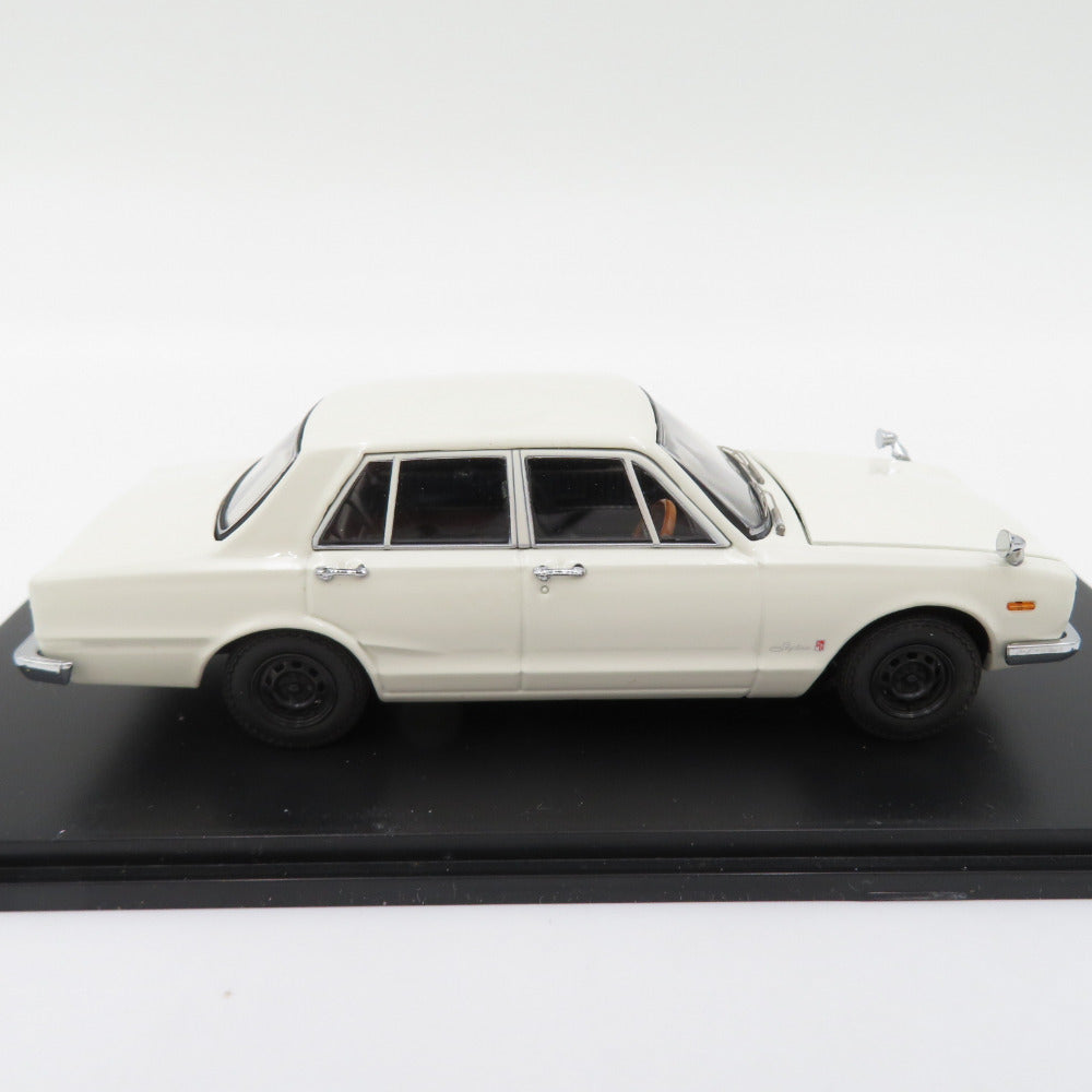 1/43 ニッサン スカイライン 2000GT-R 1969年 前期型（PGC10/4ドア/エンジン付）ホワイト ミニカー 京商 キョウショウ K05510W 模型