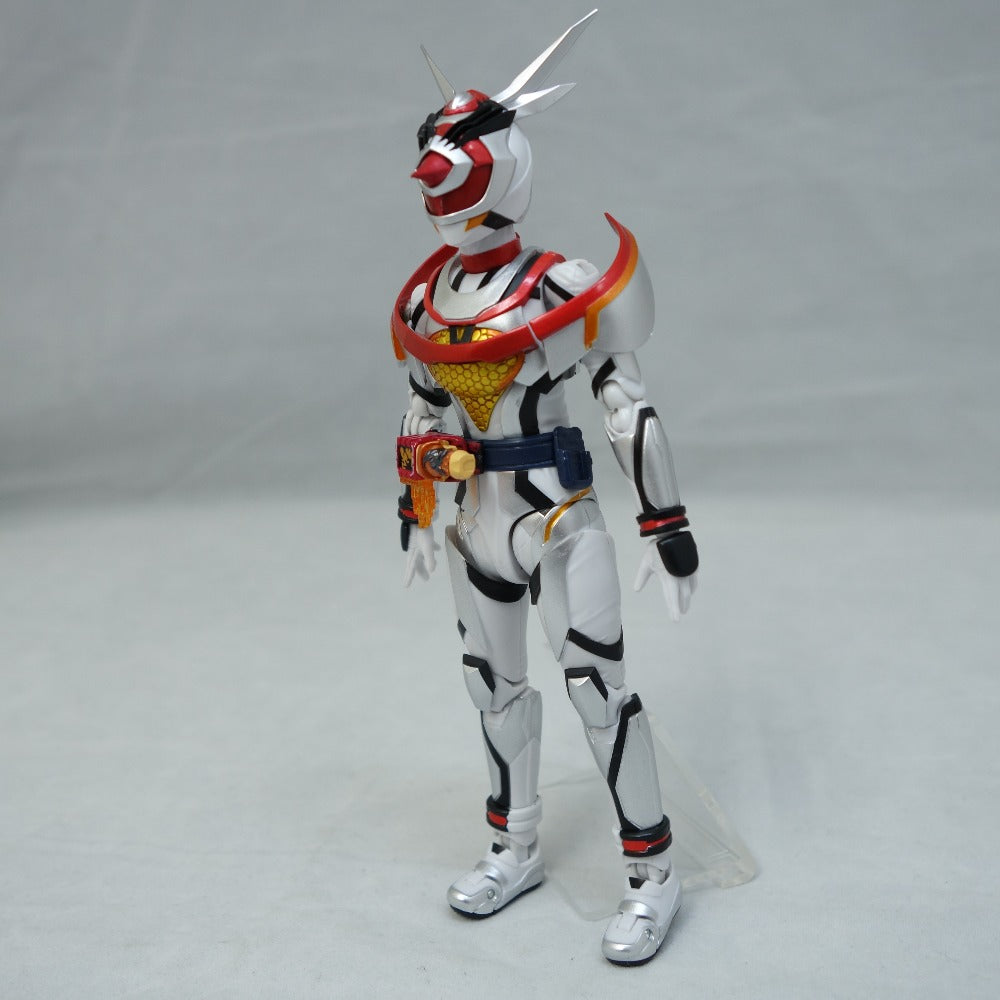 S.H.Figuarts 仮面ライダーアギレラ クイーンビーゲノム 仮面ライダーリバイス フィギュア